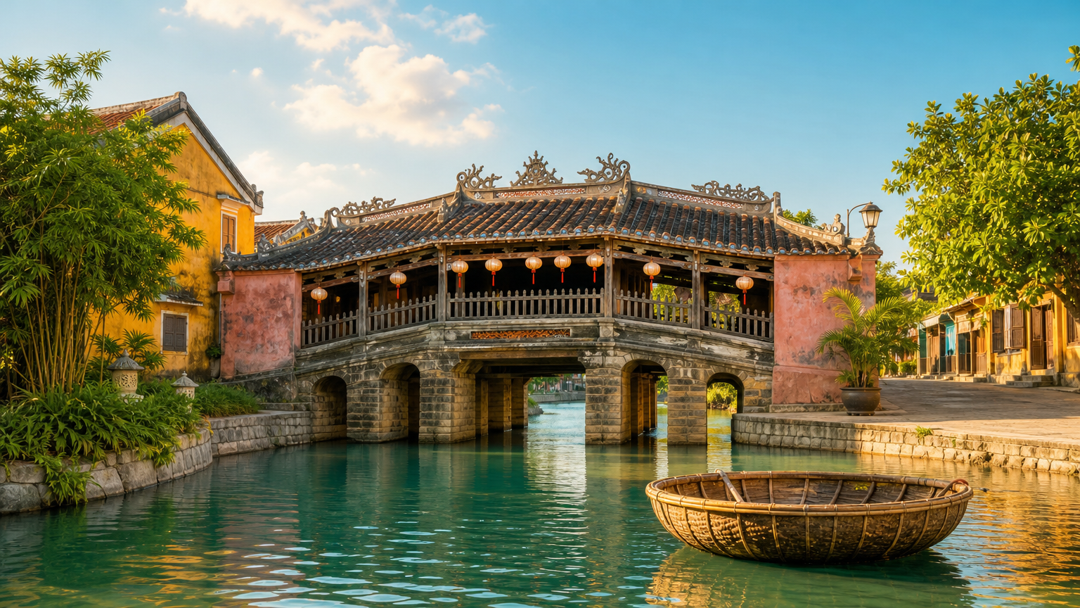15317 lanternes et pont de hoi an | agence locale Vietnam Agenda Tour Le pont japonais couvert de Hoi An, des lanternes suspendues au-dessus de la rivière et une barque en bambou.